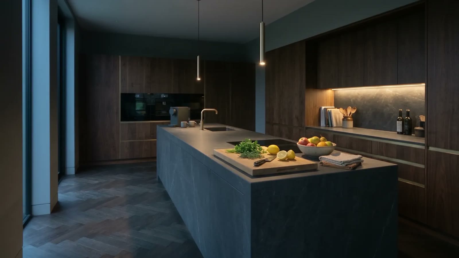 Keuken met eiland van natuursteen en wanden van donker notenhout